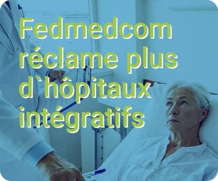 Une dame âgée reçoit des informations de la part d'un médecin et d'une infirmière à son chevet à l'hôpital