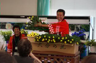 切り花たたき売りの様子