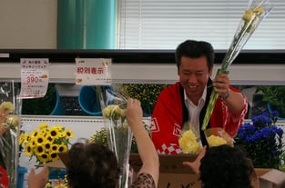 切り花たたき売りの様子