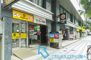 こちらの入口奥にエレベーターがあります