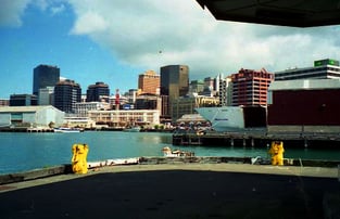 die City-Skyline vom Hafen aus