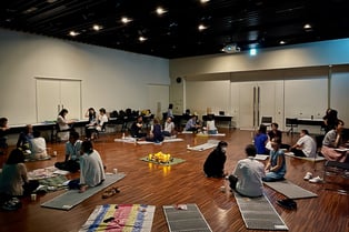 室内でグループ対話に取り組む参加者たち ― 自己理解と共感を育む Will のワークショップ風景