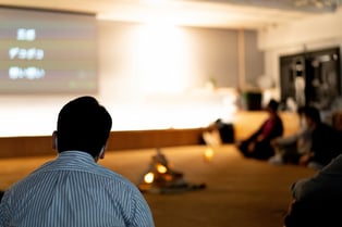 擬似灯りを囲む暖かな雰囲気 ― 五感を感じる場の演出