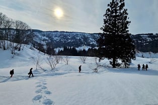 雄大な柱状節理の崖を間近に感じながら、数メートル積もった雪原をみんなで歩く。ただいまと言いたくなるような場所。