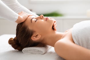 eine Frau bekommt eine Wellness- & Gesundheitsbehandlung & Massage in der Praxis von In Balance Silke Feist aus Ebringen