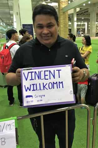 freaky finance, freaky travel, Taxifahrer, Schild, Flugahfen, warten