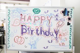 ホワイトボードに誕生会のデザインの画像
