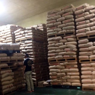 　お届けする商品は、米備蓄の日本政府指定も受けている【お米専用の蔵】で品質管理されています。