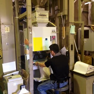 　お届けする商品は、一つ一つ手作業で袋詰めしています。