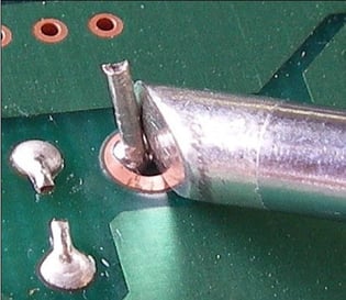 リード部品（挿入部品）の実装の様子