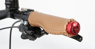 Schwere Lenkerstopfen sollen Lenkerflattern verhindern.  