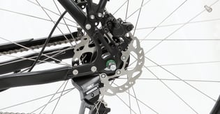 Die 180er Scheibe hinten bringt mehr Bremspower als die üblichen 160er Scheiben. 