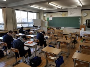 朝寒いのでマフラーしながらKJ-PSM学習に取り組む公立中の生徒たち