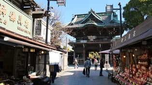 参道から柴又帝釈天を望む