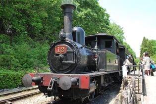 蒸気機関車12号。鉄道開業の2年後、1874（明治7）年イギリスから輸入されたもの。昭和32年まで現役だった。