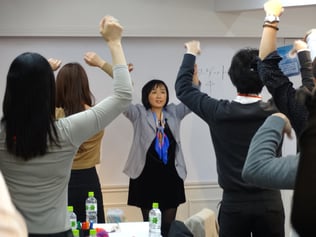 講座の合間のエクササイズ 「エデュケーショナル・キネシオロジー (エデュK・エデュケー)」