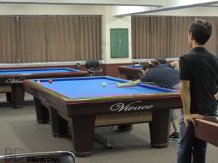 夫婦でキュー（シャフト）のチェックをしているようでした。楽しそう