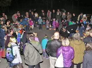 Laternenumzug im Kongresspark, wo sich die Kinder und alle Besucher im Kreis aufstellen und die Kinder Kipferl miteinander teilen.