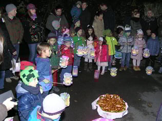 Der Laternenumzug ging diesmal rund um den Häuserblock (Gomperzgasse-Rosenackerstarße-Sandleitengasse) und als Ausklang Punschtrinken im Pfarrgarten.