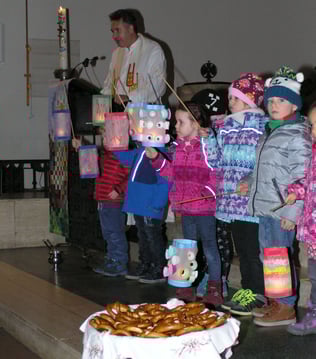 In der Kirche spielen die Kindergarten Kinder die Geschichte vom heiligen Martin, der seinen warmen Mantel mit einem frierenden Bettler teilt. Diesmal mit dem neuen Pfarrmoderator Thomas Natek.