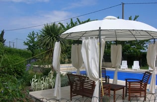 gloriette, arbres et fleurs entoure la piscine