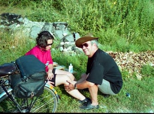 Papa massiert die geplagten Waden von Maria