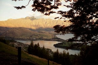 die gegenüberliegenden Berge begannen zu glühen