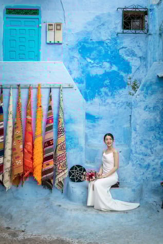 ため息が出るようなシャウエンの街。青い世界観の中、フォトウェディング撮影をする。モロッコ実加