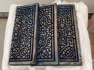 中国の伝統的な藍染めに使われる版木。文様は「百子図」という子孫繁栄を願うもの