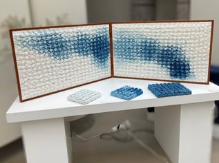 中国にルーツを持ち日本で学んだ徐素平さんの作品も展示。独自の搾り技法で注目されています