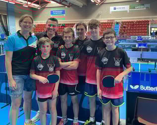 Valentin Fiedler, Marek Kolodziejczyk, Jakob und Simon Wilder vertraten den TTV bei den Landesmeisterschaften. Martina Wilder, Andrea Botkova und Albert Wilder betreuten.