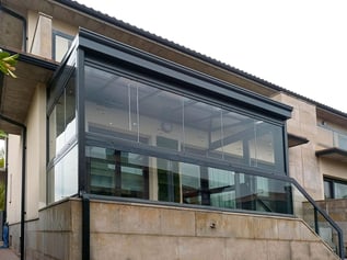 Cerramientos de aluminio de porches y terrazas en Pamplona, Navarra