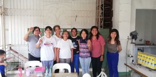 本人は写真右。マニラの手工芸グループと。