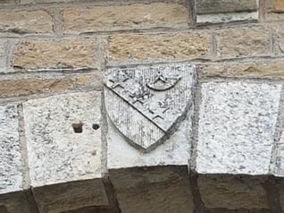 blason de la Vernette à l'entrée du Château