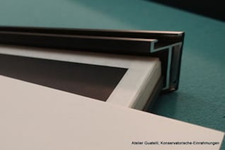 Rückenkarton weiss; Alterungsbeständige Feinwelle