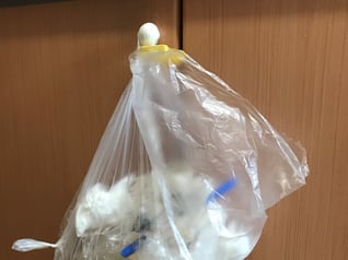 端にある穴を縛って、ごみ袋として活用