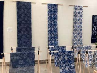 1950年ごろに作られた藍印花布。素材は麻で夏の寝具などに使われていました。藍には防虫効果もあります