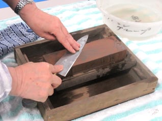 砥石に対して45度の角度を保ちます