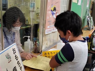 受付でおもちゃを預けます