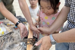 火起こしを体験