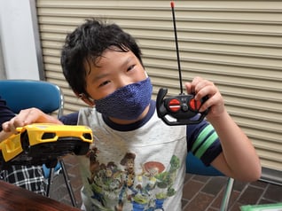 治療をお願いするラジコンカー