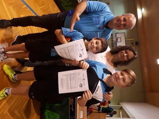 Die Sierndorfer nützten die Gelegenheit und bewarben die 4-Hallen-Tournee in Sierndorf am 4. Jänner. Am Foto: OS Ludwig Litzinger, Simon Wilder, Andrea und Klaus Mörwald.