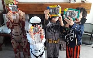 Anniversaire garçon déguisé création d'un cadre fimo réalisé en atelier créatif enfants à domicile