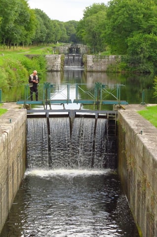 Am Canal de Nantes à Brest. Über etliche Schleusen nacheinander werden Hügel überwunden.