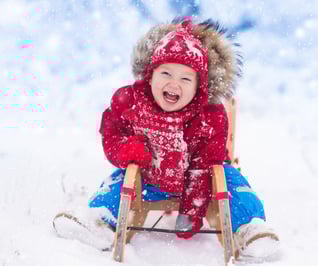 enfant joyeux sur un trainea