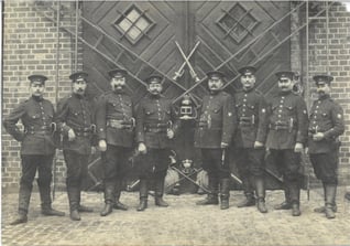 Städtische Feuerwehr 1908. Die Uniformen änderten sich nicht. Städtisches Museum Göttingen