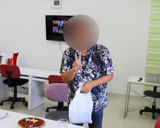 プレゼントを持つ訓練生の画像