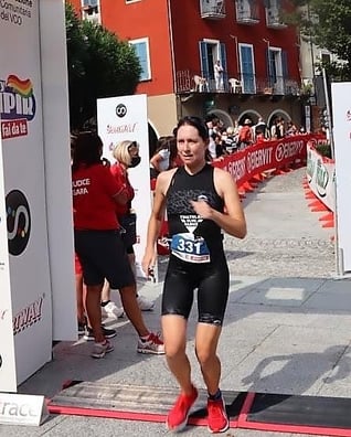 Nicole Klingler überquert die Ziellinie als Vierte im Damenfeld