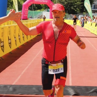 Johann Karner als 5. AK M60 im Ziel des Bregenz Triathlons