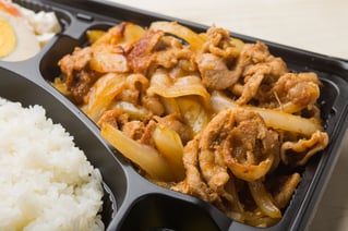 ハンバーグと塩からあげ弁当